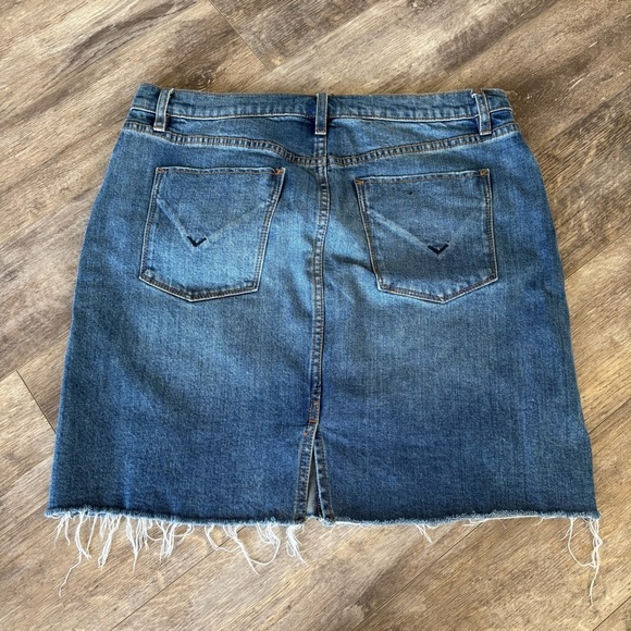 Like New! Hudson Lulu Cutoff Denim Mini Skirt in Vroom - Picture 4 of 9